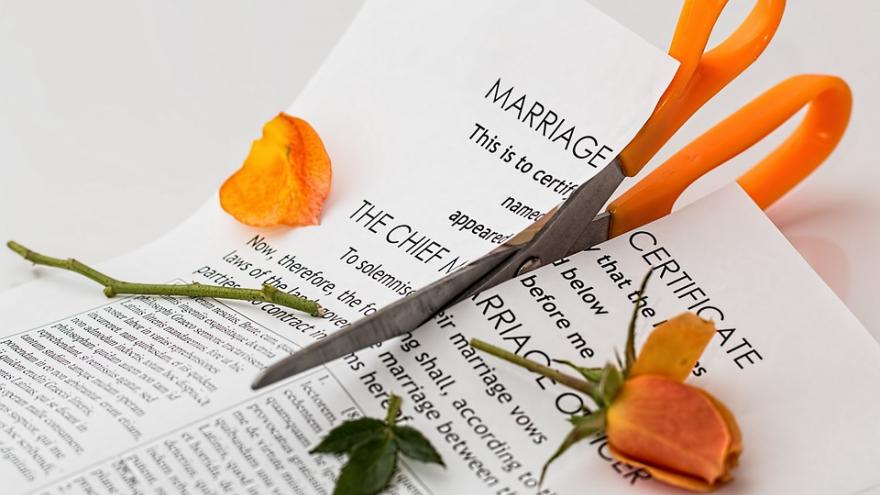 Tijeras cortando certificado de matrimónio