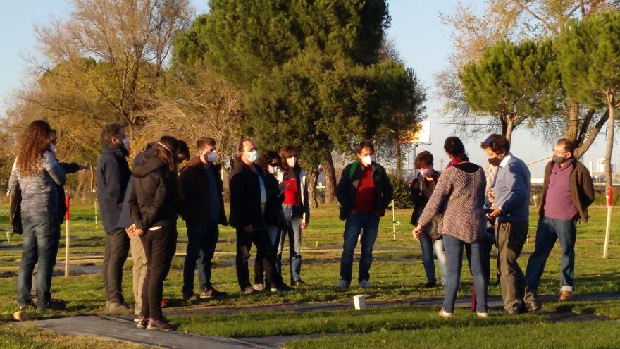 Varias personas asisten a una jornada técnica en las fincas del IMIDRA