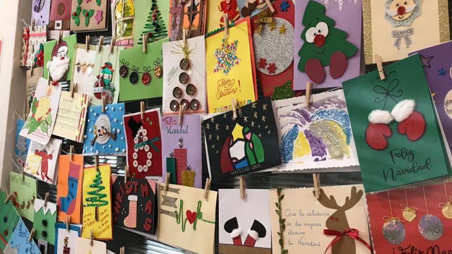 La viceconsejera de Políticas Sociales y Familia, Miriam Rabaneda, entrega los premios de la VIII edición del tradicional concurso de tarjetas navideñas