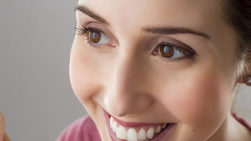 Mujer lavándose los dientes