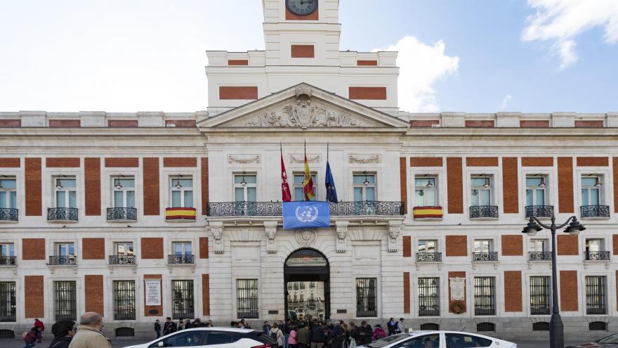 La bandera de la ONU luce en la Real Casa de Correos