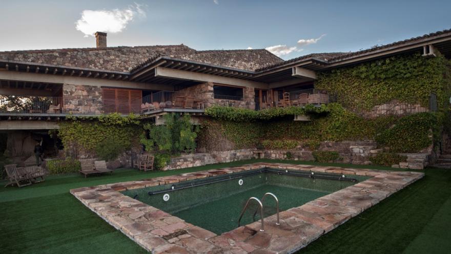 Exterior de casa con piscina Lucio Muñoz