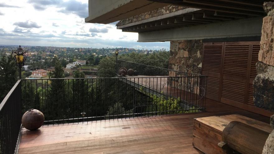 Porche de Casa de Lucio muñoz con vistas a la montaña