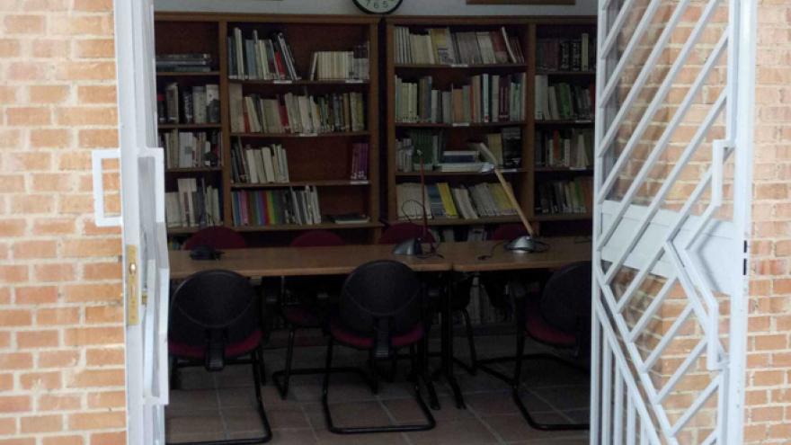 Acceso a la Biblioteca del Centro de educación ambiental Caserio de Henares