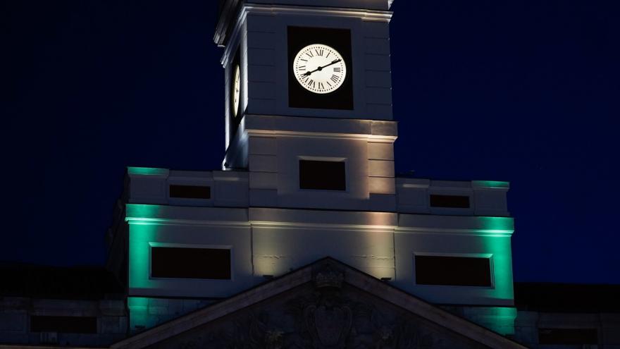 La Comunidad de Madrid se suma al Día Mundial de la Salud Mental iluminando de verde y amarillo la Real Casa de Correos 