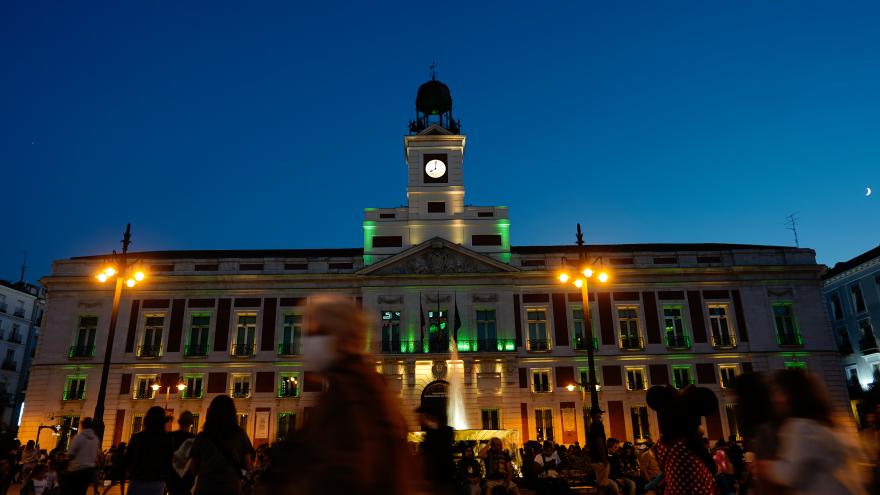 La Comunidad de Madrid se suma al Día Mundial de la Salud Mental iluminando de verde y amarillo la Real Casa de Correos 