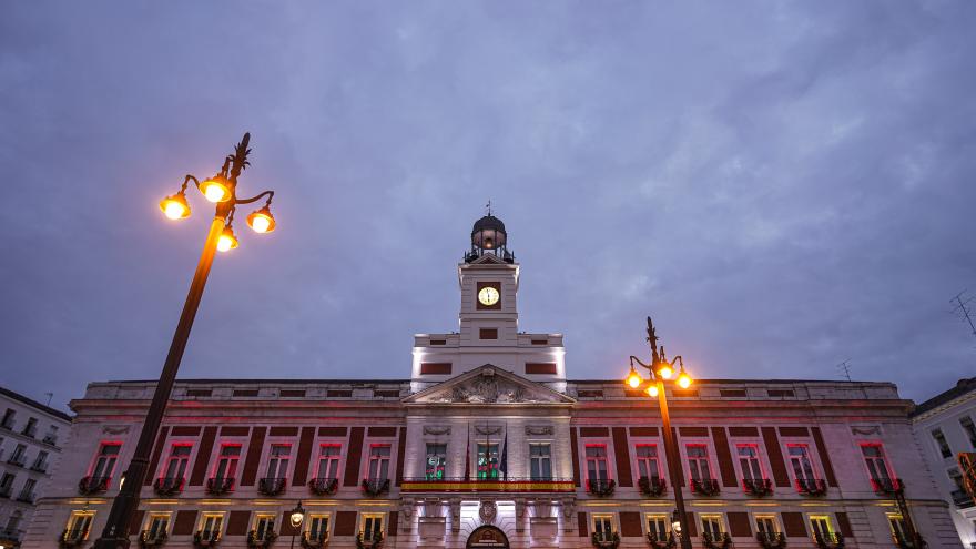 La Real Casa de Correos iluminada con los colores de la bandera de España
