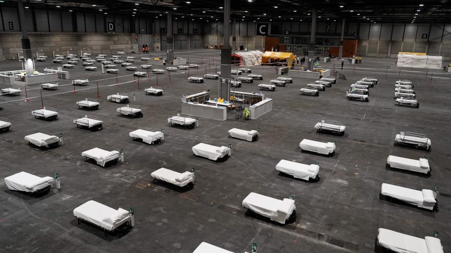 Vista pabellon de ifema con camas