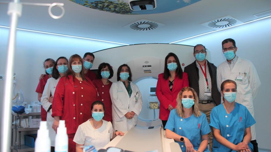 Personal del Servicio de Diagnóstico por Imagen junto con la dirección del Hospital Universitario de Fuenlabrada Personas en un entorno sanitario