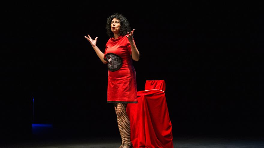 Monólogo mujer de rojo