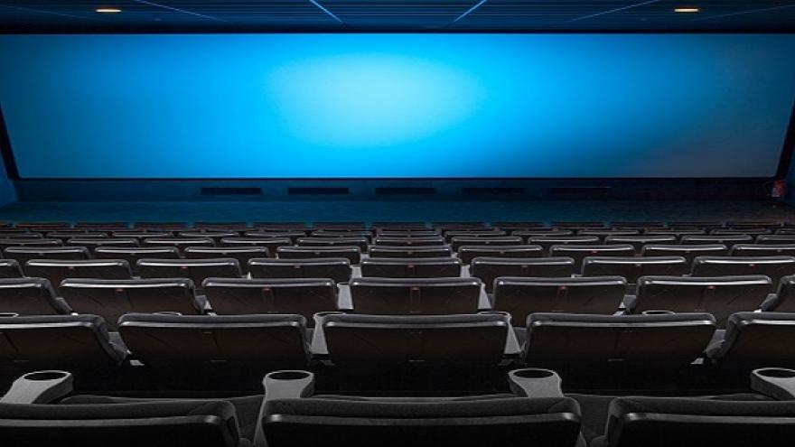 Sala de cine con la pantalla al fondo