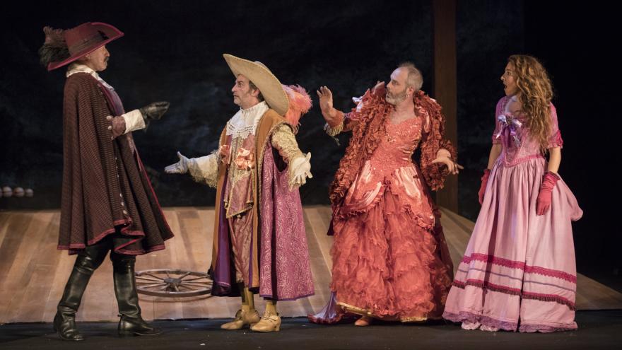 Escena de la obra de teatro Entre bobos anda el juego