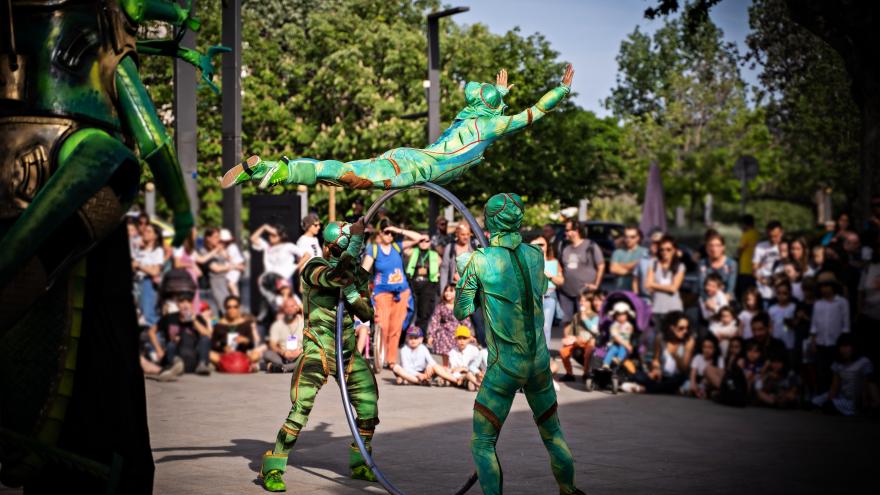 Artistas realizando actividades en la calle