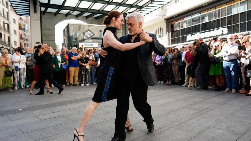 Personas bailando un tango