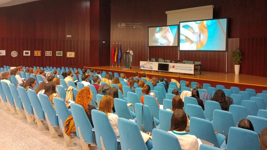 Personas asisten a una jornada en salón de actos