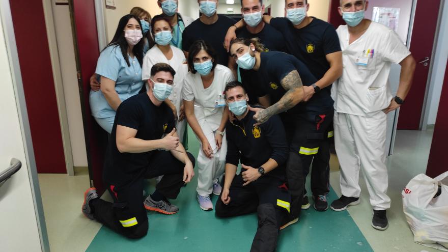 Bomberos con profesionales del hospital