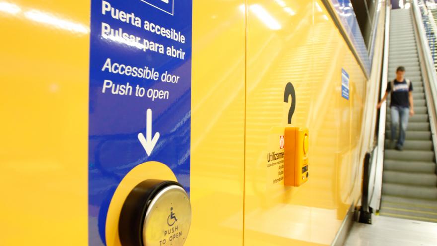 Botón de puerta accesible de estación de Metro