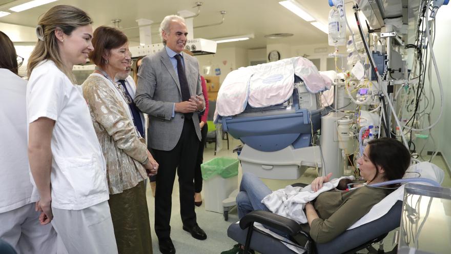 El consejero de Sanidad visita en La Paz la primera sala familiar hospitalaria que abre en España la Fundación Ronald McDonald