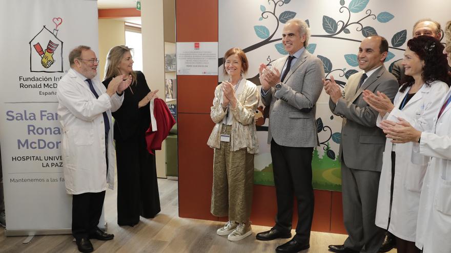 El consejero de Sanidad visita en La Paz la primera sala familiar hospitalaria que abre en España la Fundación Ronald McDonald