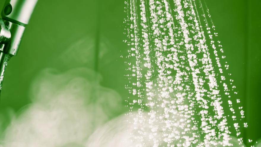 Imagen de un grifo de ducha con agua caliente