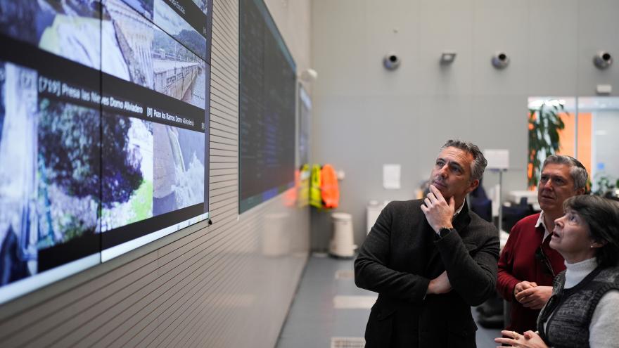 Carlos Novillo en el Centro de control de Canal Isabel II
