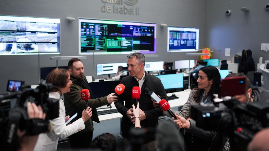 Carlos Novillo en el Centro de control de Canal Isabel II