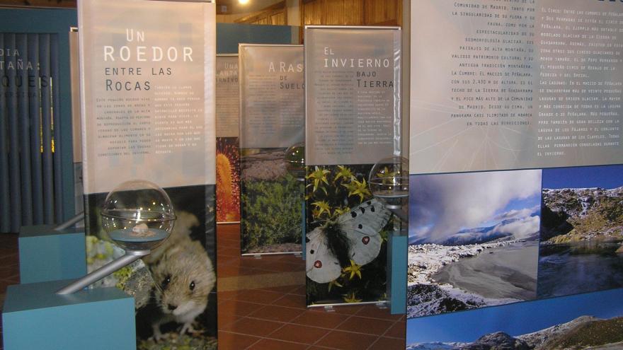 Paneles de la exposición Sierra de Guadarrama en Centro La Pedriza