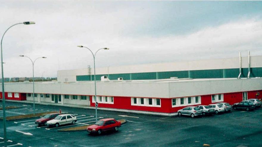 Vista del edificio auxiliar y del aparcamiento (cocheras Loranca)