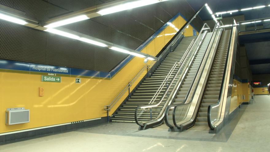 Escaleras fijas y mecánicas en la estación Hospital de Fuenlabrada