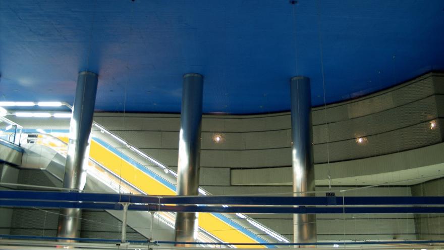 Estación Parque de los Estados. Detalle de los techos de un color azul intenso y las columnas de acero
