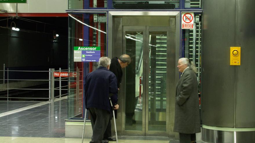 Personas esperando el ascensor