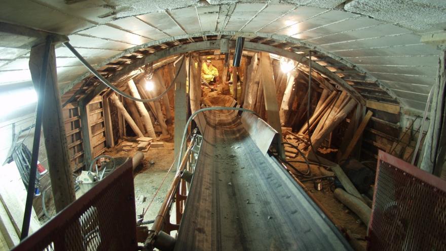 Frente de excavación Túnel al fondo obreros trabajando