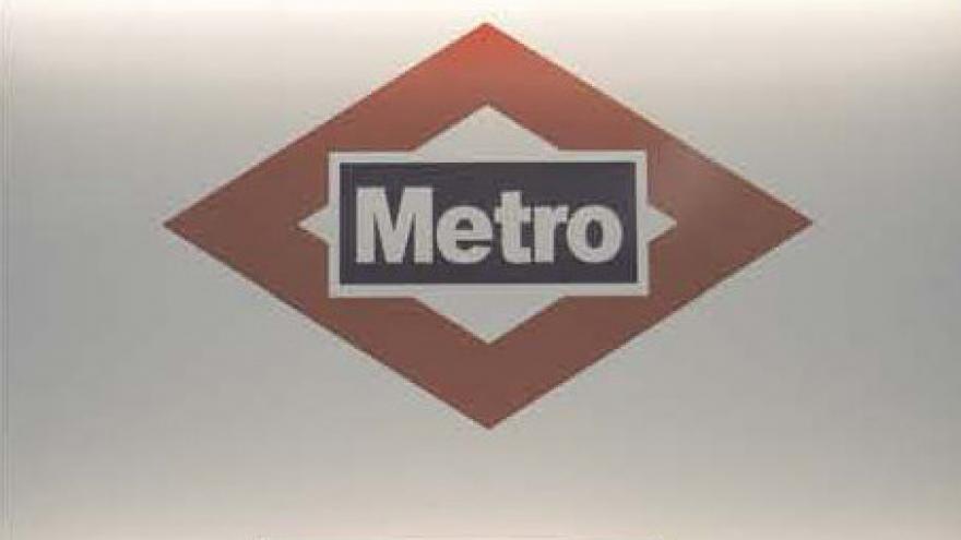 Imagen con el anagrama de Metro en blanco, rojo y azul