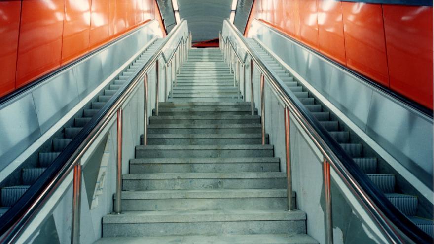 Grupo de escaleras Escaleras mecánicas y fijas