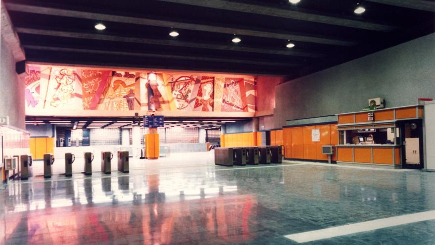 Miguel Hernández station lobby with turnstiles, vending machines, PCL