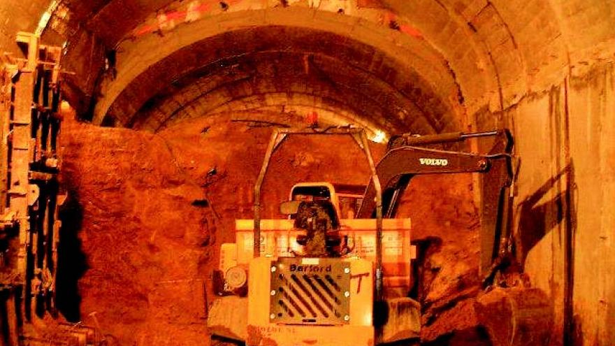 Excavation after the concreting of gables, traditional method of Madrid