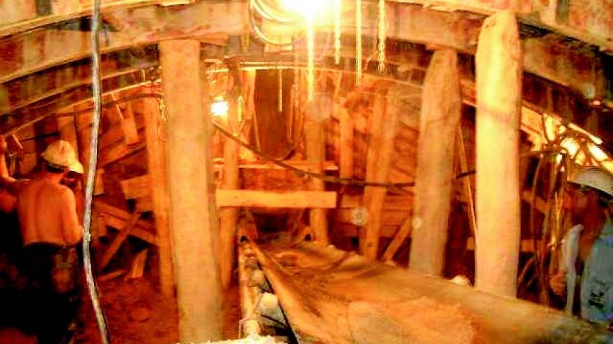 Shoring with boards, props and metal longarinas, traditional method of Madrid