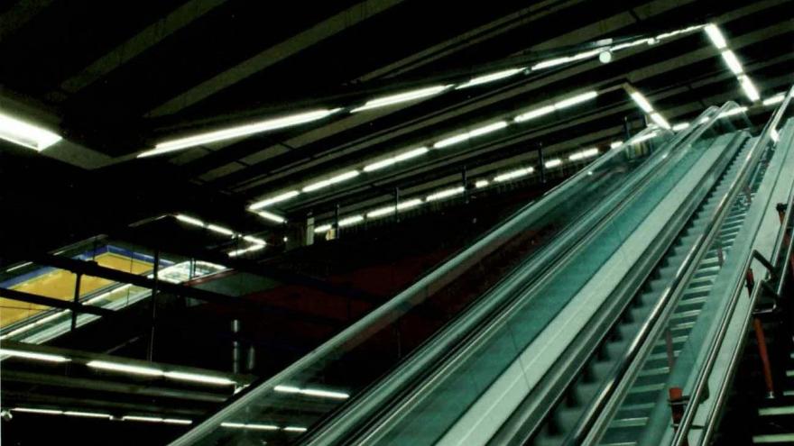 Body of stairs leading down to the San Cristóbal station platform