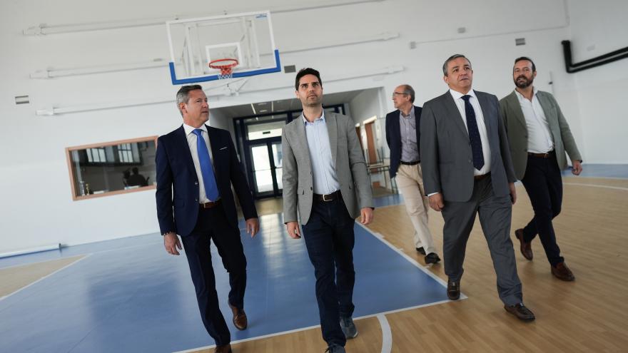 Emilio Viciana durante su visita el Instituto Marie Curie de Loeches
