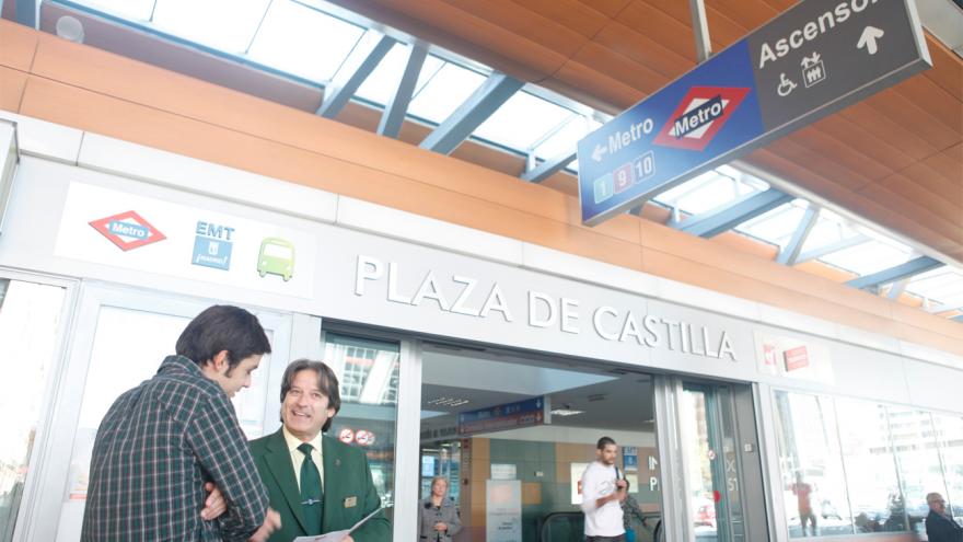 Persona usando el servicio de información del intercambiador de Plaza de Castilla