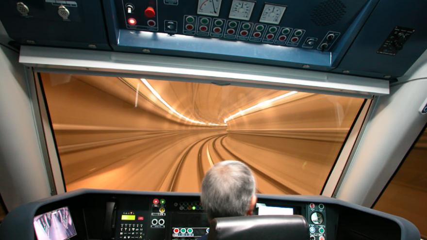Conductor en una cabina del tren serie 8000