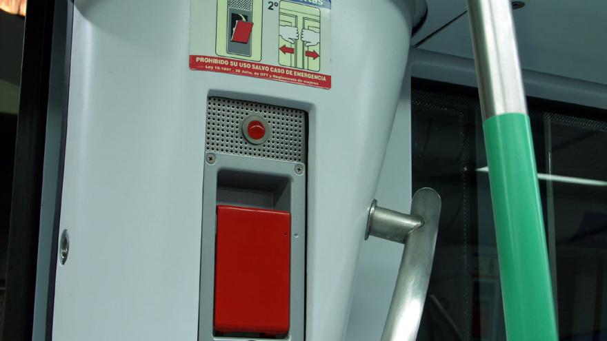 Sistema de desbloqueo de puertas en un vagón de la serie 8000