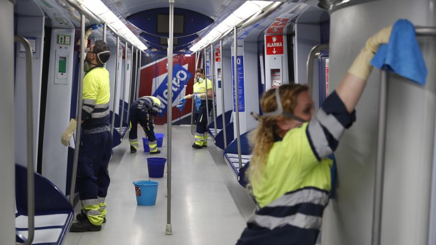 Trabajadores de Metro desinfectando