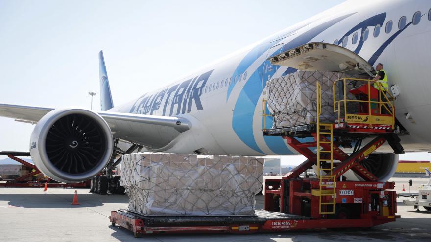 Descarga material sanitario avión