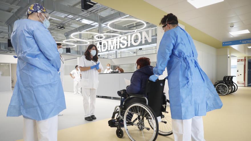 El Hospital Enfermera Isabel Zendal recibe a su primer paciente