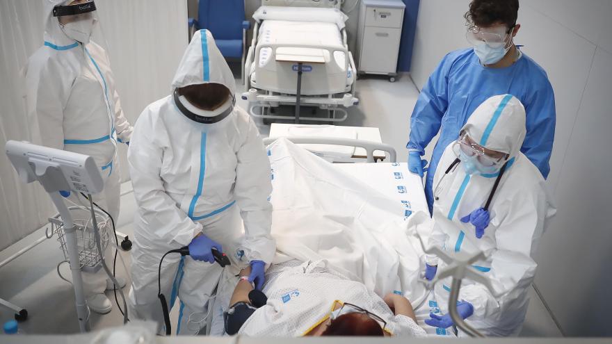 El Hospital Enfermera Isabel Zendal recibe a su primer paciente