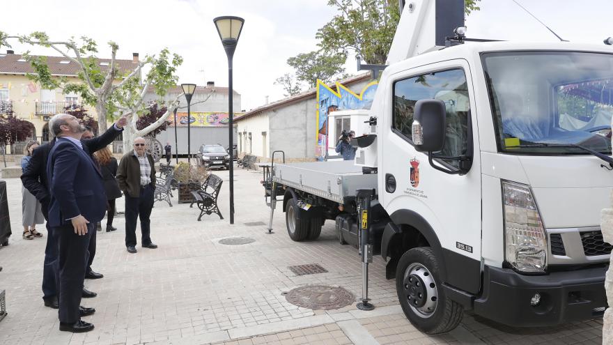Rollán visita las actuaciones realizadas en el frontón y la piscina municipal, que se suman a nuevos equipamientos para centros públicos y la mejora del alumbrado viario