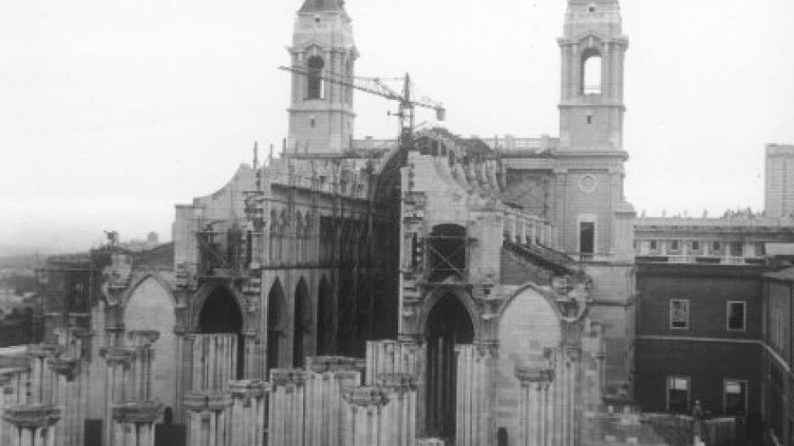 Catedral de La Almudena en construcción. Madrid  (Archivo Regional de la Comunidad de Madrid)