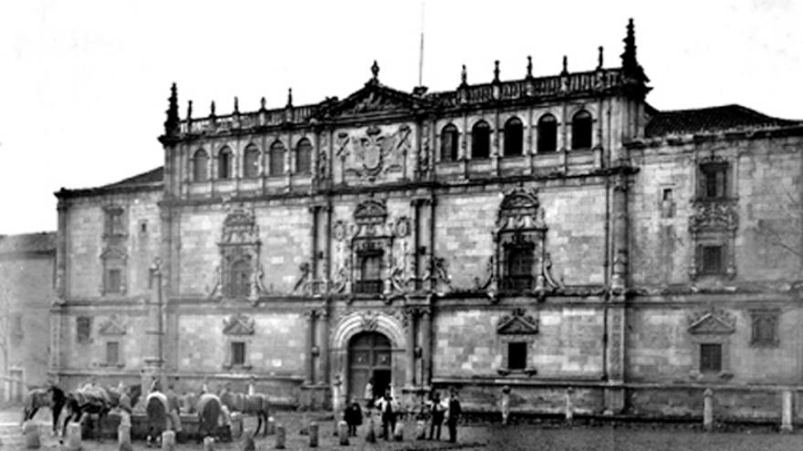 Fachada de la Universidad de Alcalá de Henares. (Archivo Regional de la Comunidad de Madrid).