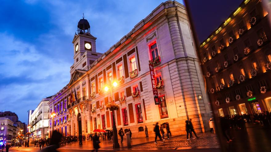 Fotografía de la fachada iluminada